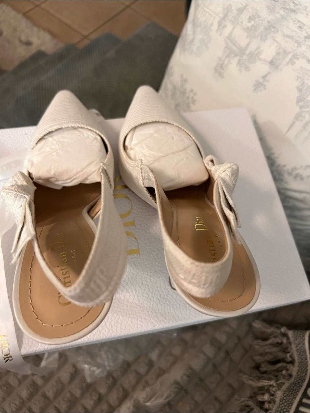 DIOR White/Cream Pointed-Toe Slingback Fabric Heels w/ J’Adior Bow 10.5; 4” heel - Picture 14 of 14